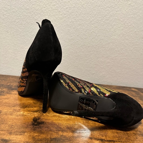 ‼️BRAND NEW‼️Gold/Black sequins detailed pump - Picture 4 of 6